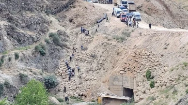 Adıyamanda hafriyat kamyonu dere yatağına yuvarlandı