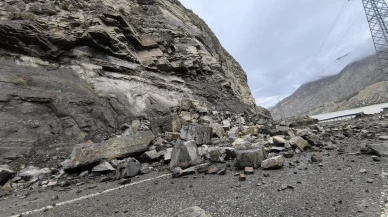 Erzurum-Artvin kara yolunda heyelan: Ulaşım durdu, can kaybı yok