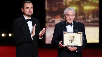 Robert De Niro, Cannes'da Onursal Altın Palmiye Ödülü'nü DiCaprio'dan aldı! Duygulu konuşması geceye damga vurdu