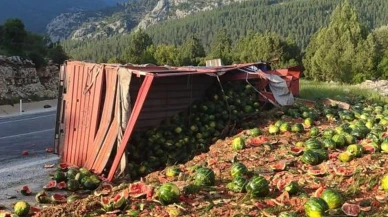 Antalya’da karpuz yüklü kamyon devrildi: Tonlarca karpuz yol kenarına savruldu