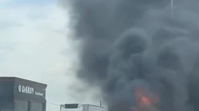 İnegöl'de hareket halindeki otomobil alev alev yandı, sürücü son anda kurtuldu