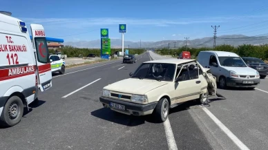 Malatya'da trafik kazası: Dönüş yapan araç diğerine çarptı, 4 yaralı!