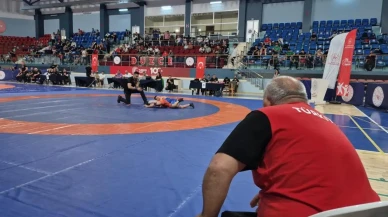 Minik güreşçiler Düzce'de şampiyonluk için yarışıyor