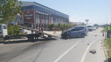 Askeri araçla otomobil çarpıştı: 3'ü askeri personel 4 kişi yaralandı