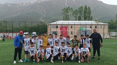 Genç yıldızlar sahne aldı: Özalp Gençlikspor U12, Gevaş Turnuvası'nın şampiyonu oldu
