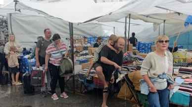 Yağmura rağmen turistler pazardan vazgeçmedi: Antalya'da neden bu kadar ilgi var