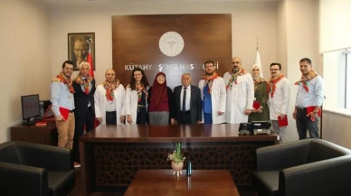 Kütahya'da Yörük ve Türkmenler Derneği Başkanı'ndan sağlık çalışanlarına plaket