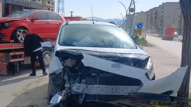 Yüksekova'da otomobille hafif ticari araç çarpıştı: 2 yaralı