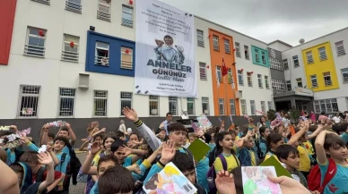 Bin 100 öğrenciden anneleri ağlatan sürpriz: Bursa'da anneler günü'ne özel gösteri