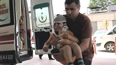 İnegöl'de bisiklet kazasında yaralanan çocuk oyuncağını bırakmadı