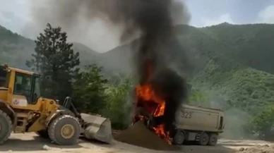 Sinop'ta hafriyat kamyonu alev aldı! Sürücü sağ kurtuldu