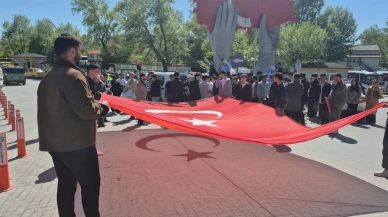 Ay Yıldızın gölgesinde Türkçülük yürüyüşü: Bartın'da dev bayraktan yola düşen ay yıldızın gölgesi dikkat çekti