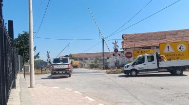 Manisa'da hemzemin geçitteki arıza sürücüleri şaşırttı: Olay yerine gelen ekipten ilginç çözüm