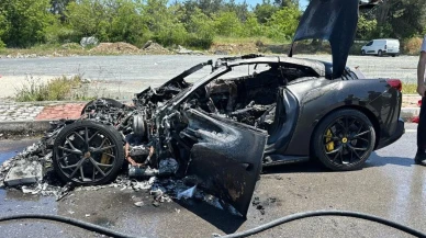 Eyüpsultan'da lüks otomobil alev aldı! 20 milyon TL'lik araç eridi