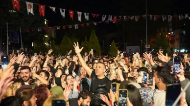 Haluk Levent, Bilecik'te 10 bin kişiyi coşturdu! Konserde neler yaşandı?