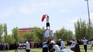 Tutak'ta 19 Mayıs Bayramı coşkuyla kutlandı: Gençler sahne aldı