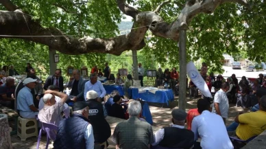 Demirci Halk Eğitimi kursiyerleri tarihi çınarda sergi açtı