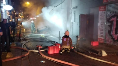 Kadıköy Osmanağa Mahallesinde elektronik dükkanı alev aldı