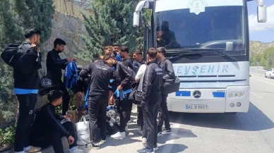 Beyşehir Demirspor'u taşıyan otobüsün lastiği patladı, futbolcular maça taksiyle yetişti