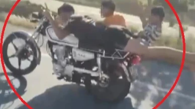 Motosikleti üzerine yatarak sürdü: Yanındaki 2 kişinin de canını hiçe saydı