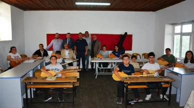 Kaymakam Odabaş, Tahtakuşlar'da bağlama kursunu ziyaret etti: Kültürel etkinliklere destek verdi