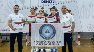 Denizli'de şampiyonluk yağmuru: Türdü 100. Yıl Ortaokulu Kız Masa Tenisi Takımı Türkiye Şampiyonası'na hazır