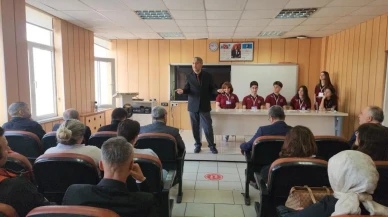 Kütahya'da öğrencilerden farkındalık yaratacak panel: Dijital bağımlılığın riskleri ve çözüm olları