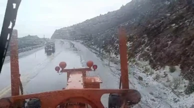 Antalya Alacabel yolunu dolu yağışı beyaza bürüdü