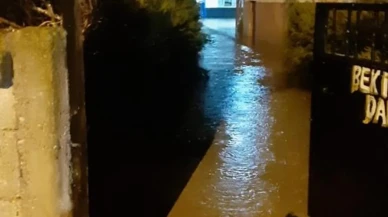 Kırşehir'de sağanak yağış sele neden oldu: Tarım arazileri zarar gördü, araç çukura saplandı