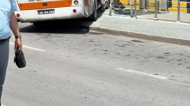 Eskişehirde halk otobüsü tramvay durağına girdi
