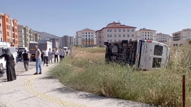 Malatya Yeşilyurtta minibüs manevra yapınca devrildi