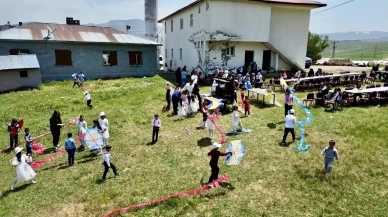 Ağrı köy çocukları ilk kez uçurtma keşfetti