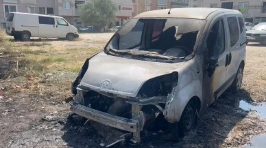 Bursa Osmangazi tarlasındaki yangın iki aracı yaktı