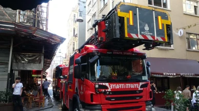 Beyoğlunda yedi katlı binada yangın çıktı