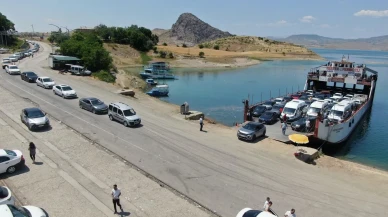 Elazığ Pertek feribotunda bayram dönüşü izdihamı yaşandı