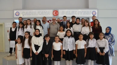 Tercan ortaokul öğrencileri ünlü şairleri seslendirdi