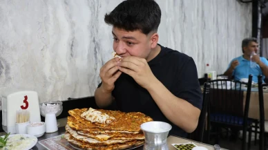 Elazığlı Veysel on beş lahmacunu tek seferde yiyor