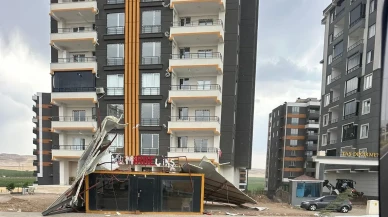 Batmanda şiddetli rüzgar çatı panellerini havaya uçurdu