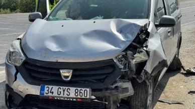 Kastamonuda Hanönü ilçesinde iki ticari araç çarpıştı