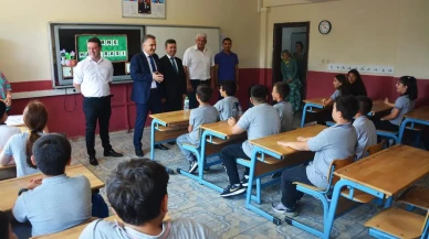 Kaymakam Odabaş Edremit öğrencileriyle karne sevincini paylaştı