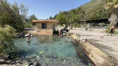 Hatayda vatandaşlar Sarıseki kaynak suyunda serinliyor