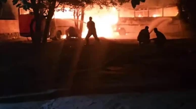 Hatayda park halindeki iki midibüs yanarak küle döndü