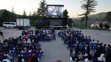 Konya Büyükşehir Belediyesi Sinema Tırı köylere ulaşıyor