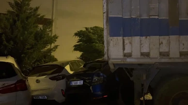 Tuncelide freni patlayan kamyon beş araca çarptı