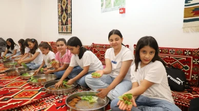 Sivas öğrencileri aileleriyle çiğköfte yaparak öğreniyor