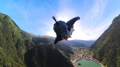 Wingsuit sporcuları Uzungöl semalarında büyülüyor izleyenleri