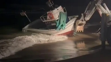 Karaya oturan balıkçı teknesi Sakarya Nehrinde kurtarıldı