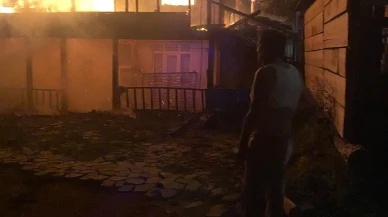 Kastamonu Çatören köyünde ahşap ev yanarak yok oldu