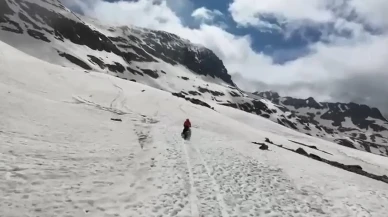 Ovit Dağında yaz ortasında kayak keyfi yaşanıyor