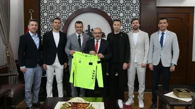 Balıkesirli FIFA hakemleri Vali Ustaoğlu ile buluştu